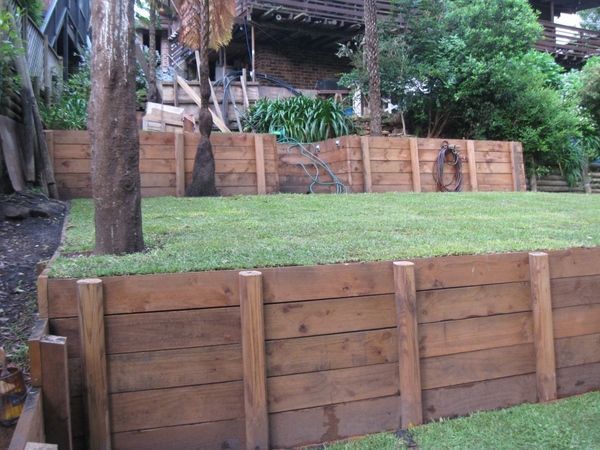 Stone retaining wall